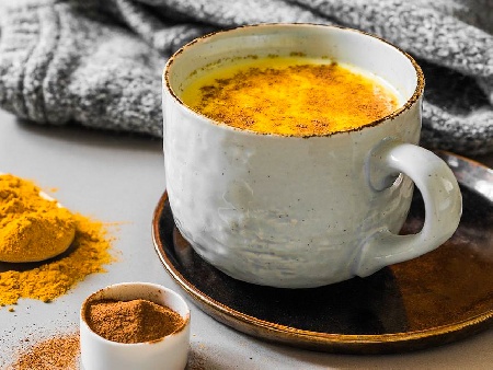 Златен елексир – здравословна напитка с бадемово мляко, мед и куркума - снимка на рецептата